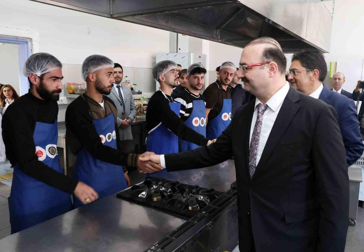 Denetimli serbestlik kapsamındaki 16 katılımcı, Atatürk Üniversitesinde Gastronomi ve mutfak sanatları eği...