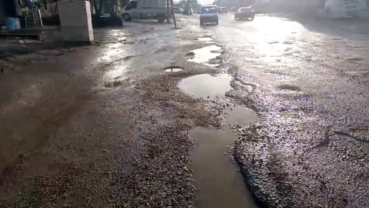 Diyarbakır'da bozulan yollar sürücülere zor anlar yaşatıyor
