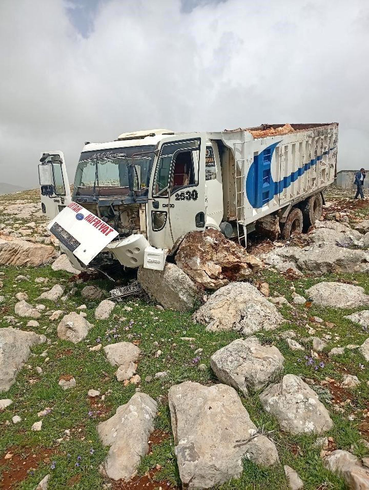 Diyarbakır'da freni boşan hafriyat kamyonu taşlara çarptı: 1 yaralı