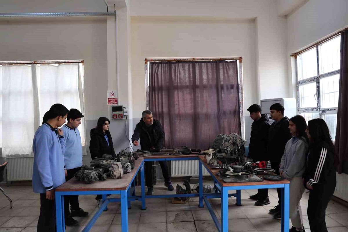 Diyarbakır'da kız ve erkek öğrenciler aldıkları eğitimlerle otomotiv sektörüne giriyor