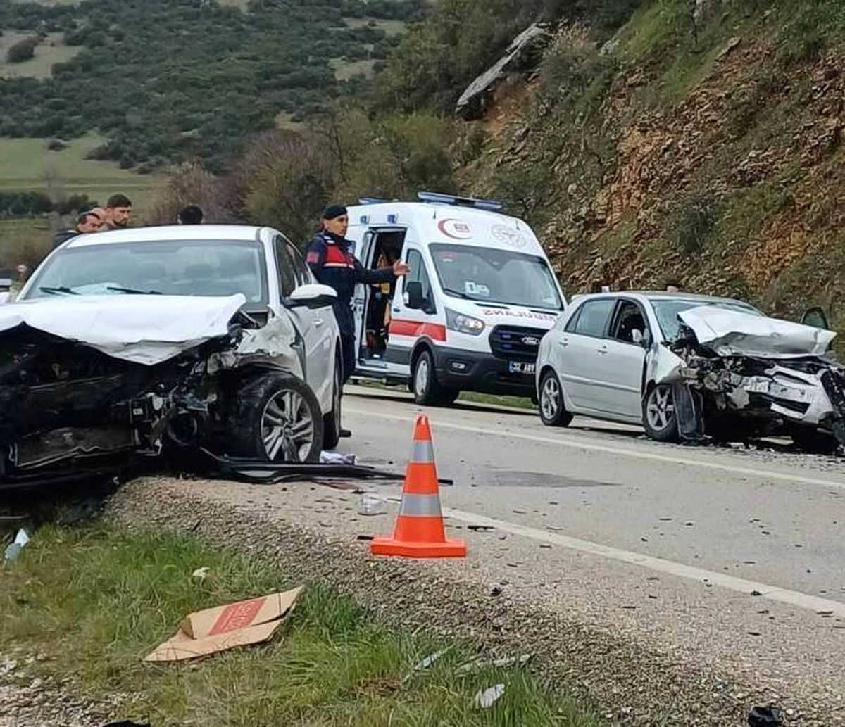 Eğirdir'de zincirleme kazada 3 kişi yaralandı