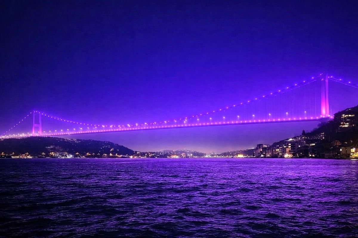 Galata Kulesi'ne "Kanserde Erken Teşhis Hayat Kurtarır" mesajı yansıtıldı