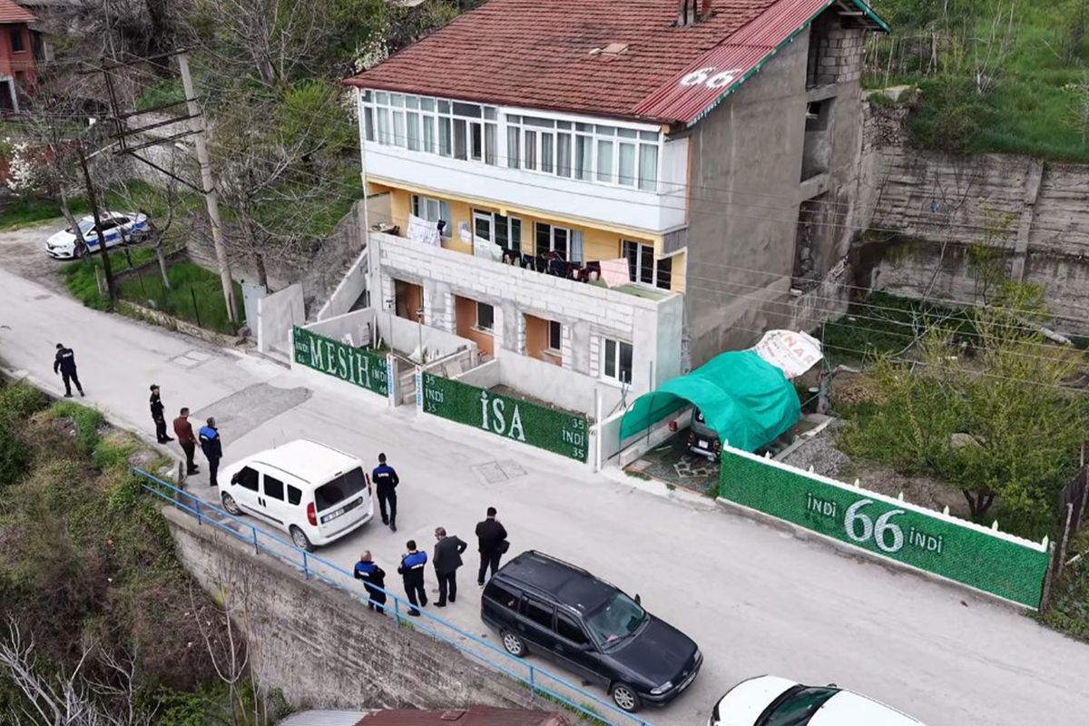 Kendisini 'Mesih' ilan etti, evine yazdığı yazılar ekipleri harekete geçirdi