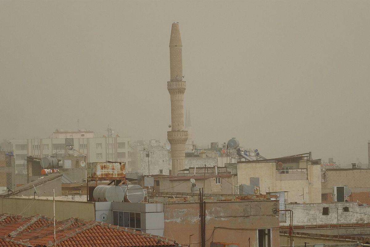 Kilis'te göz gözü görmedi: Suriye'den gelen toz bulutu hayatı felç etti