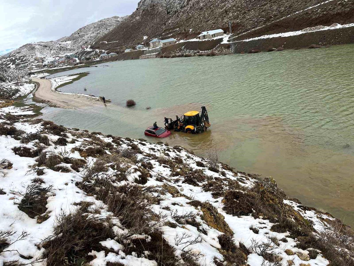 Konya'da göle dönen yayla yolunda araçta mahsur kalan aile kurtarıldı