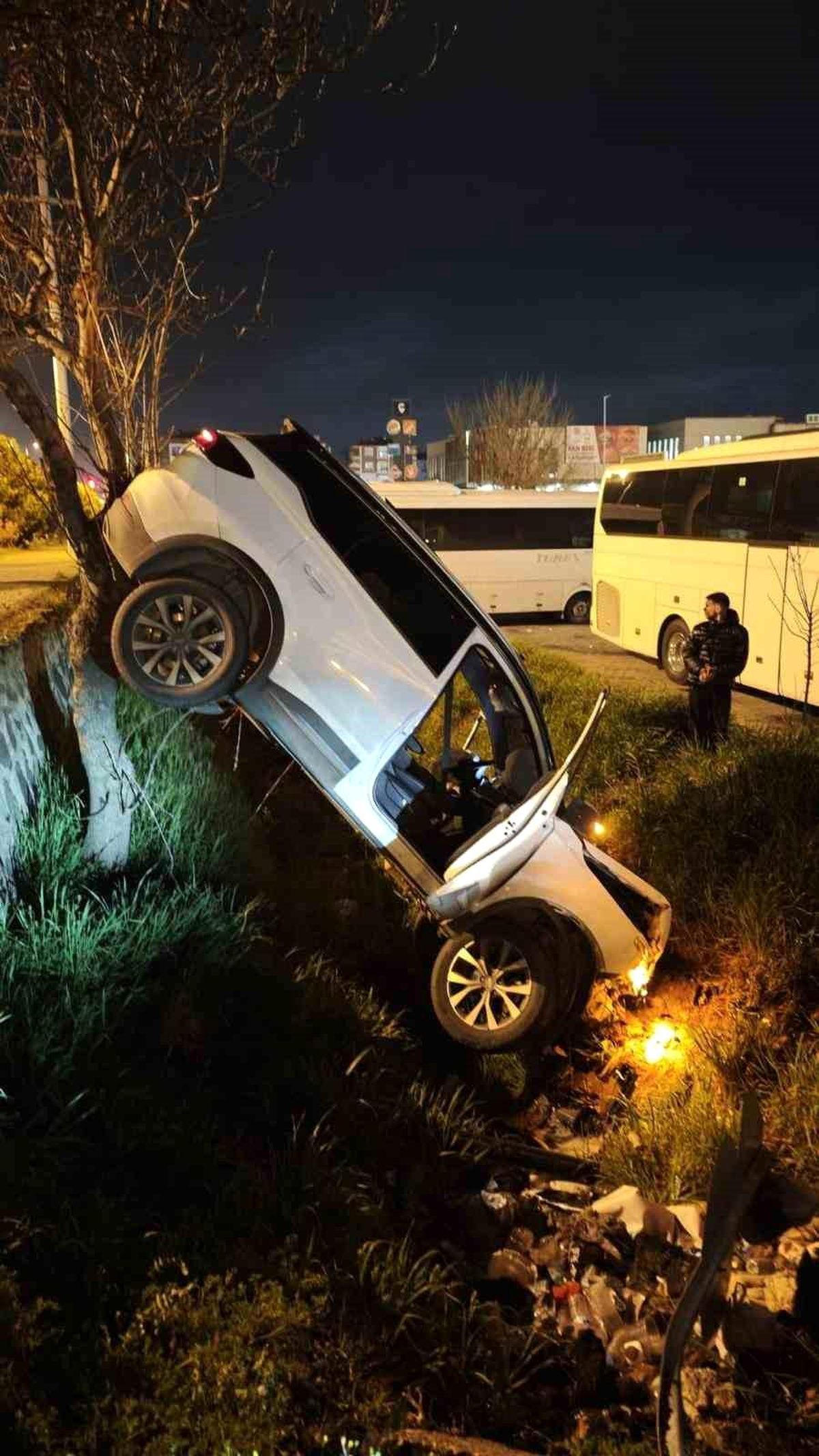 Lüleburgaz'da otomobil AVM otoparkına araç uçtu