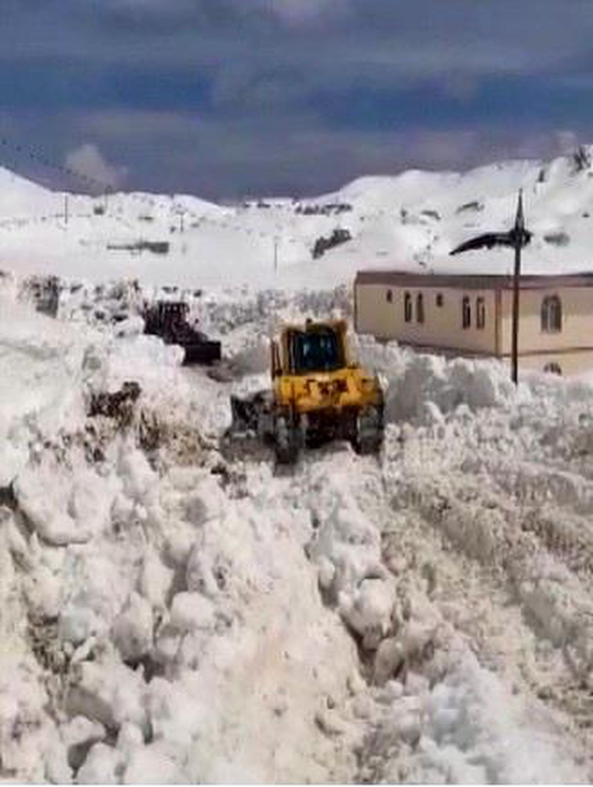 Nemrut'ta kar 5 metreyi buldu