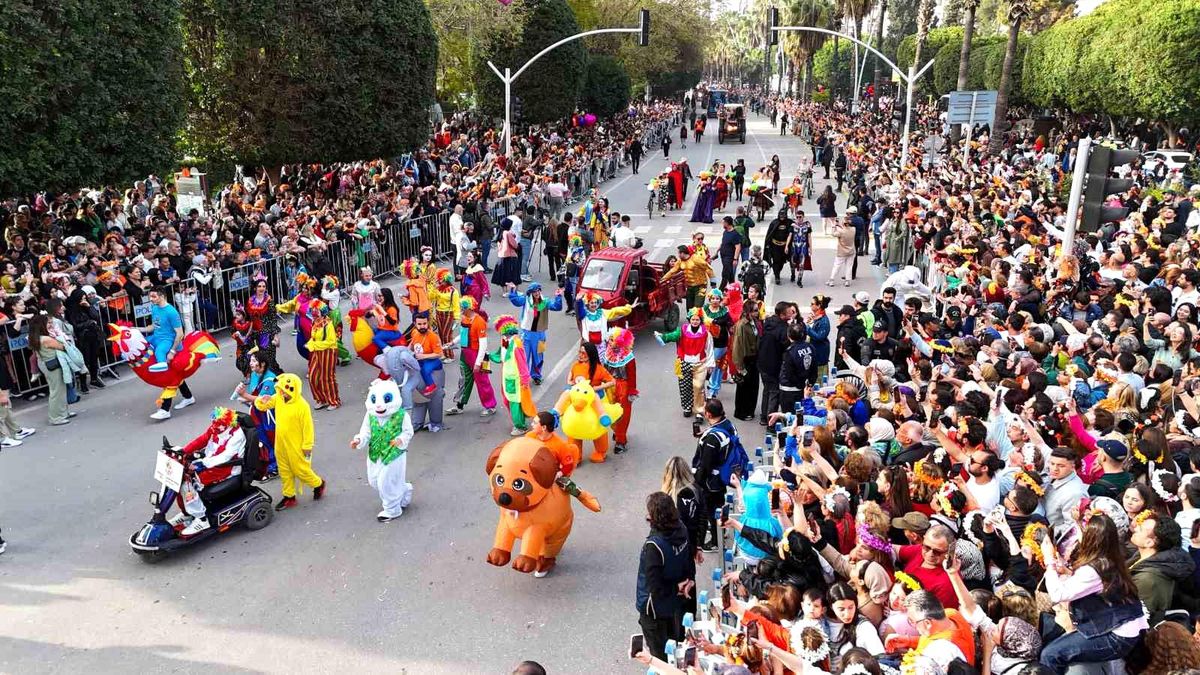 Portakal Çiçeği Karnavalı'nda renkli kortej