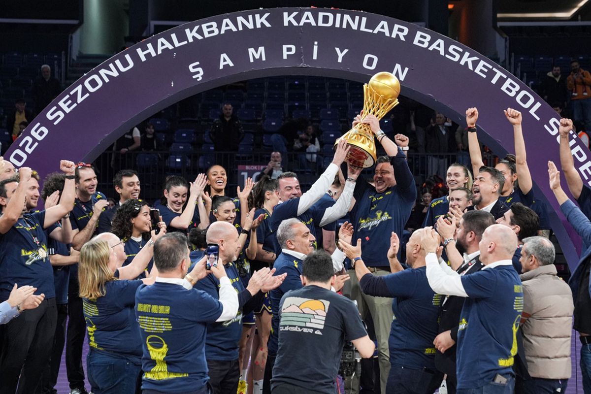 Şampiyon Fenerbahçe Opet, kupasını aldı