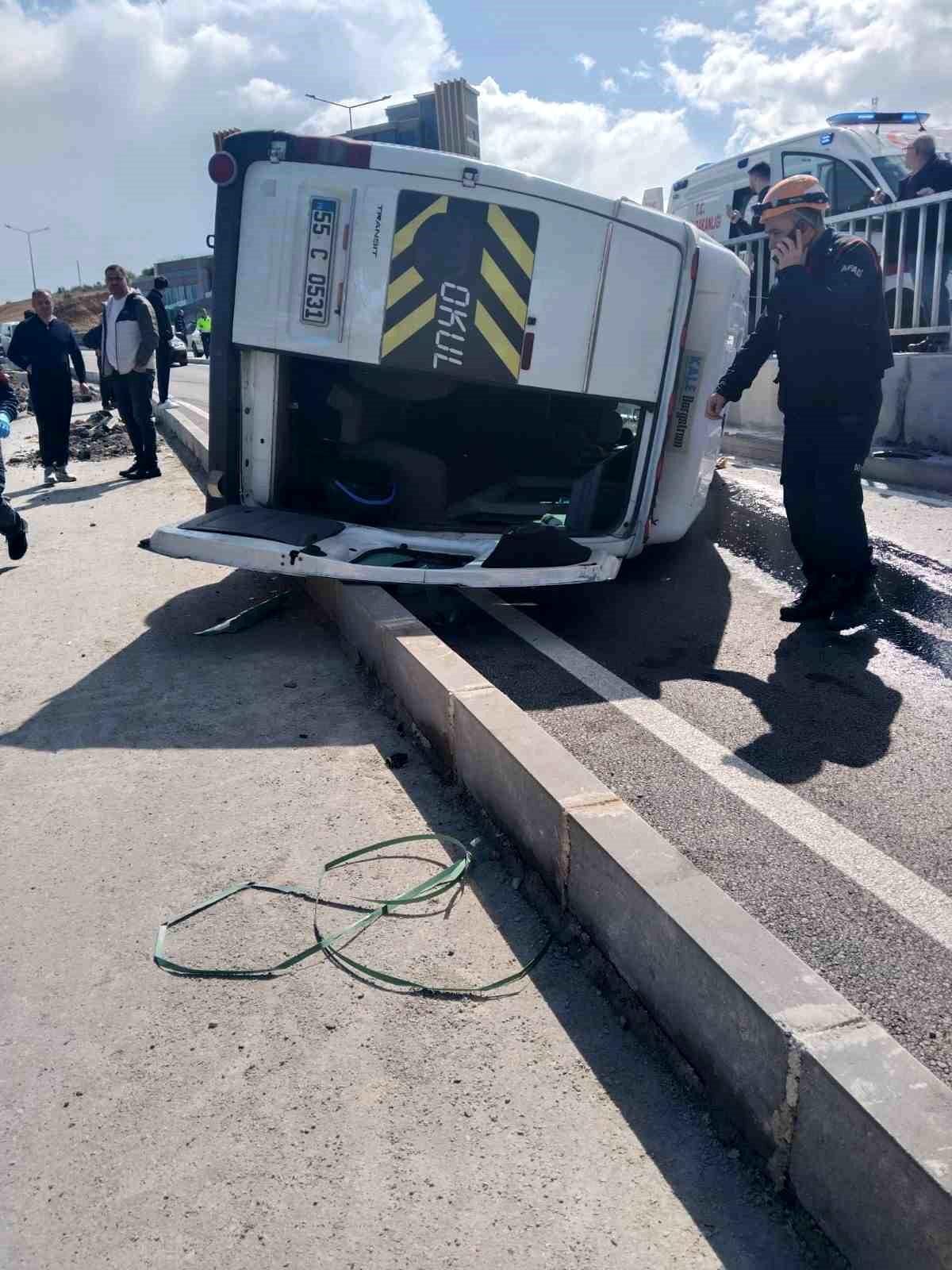 Samsun'da minibüs devrildi: 1 yaralı