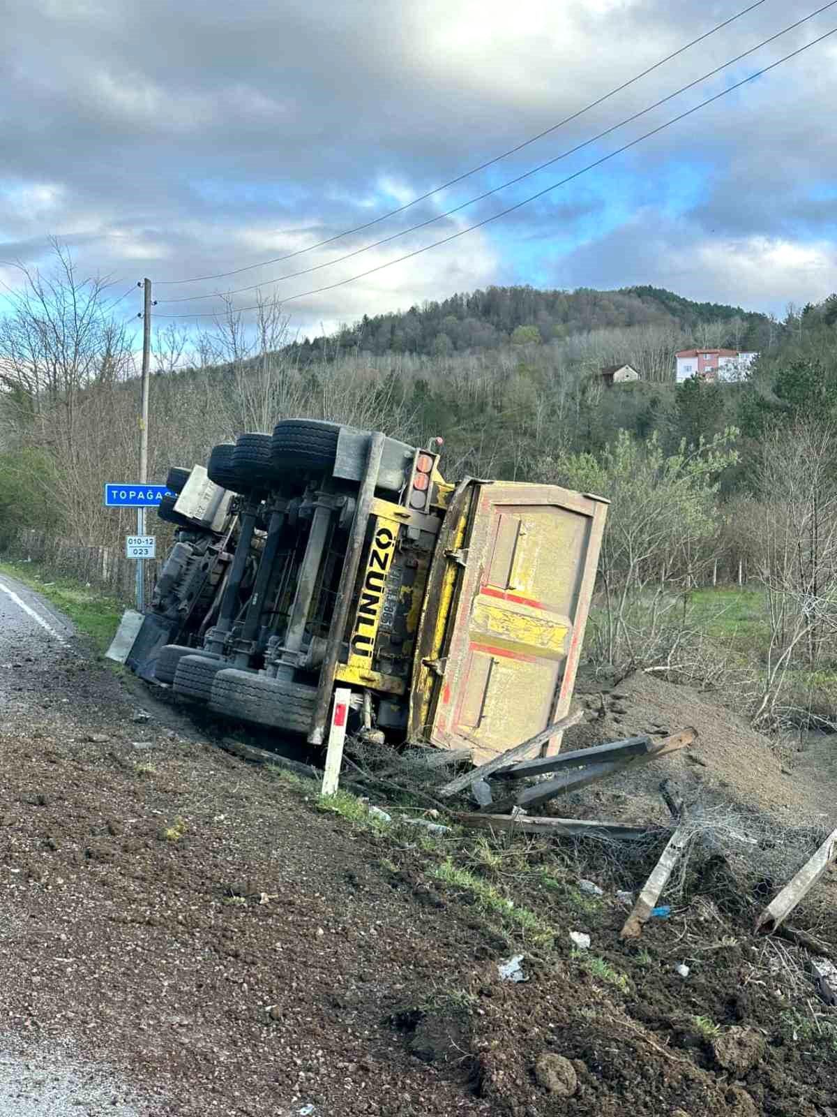 Sinop'ta kamyon devrildi: Sürücü yaralandı