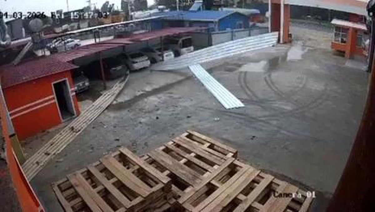 Tarsus'ta etkili olan rüzgar bir iş yerinin çatısını uçurdu