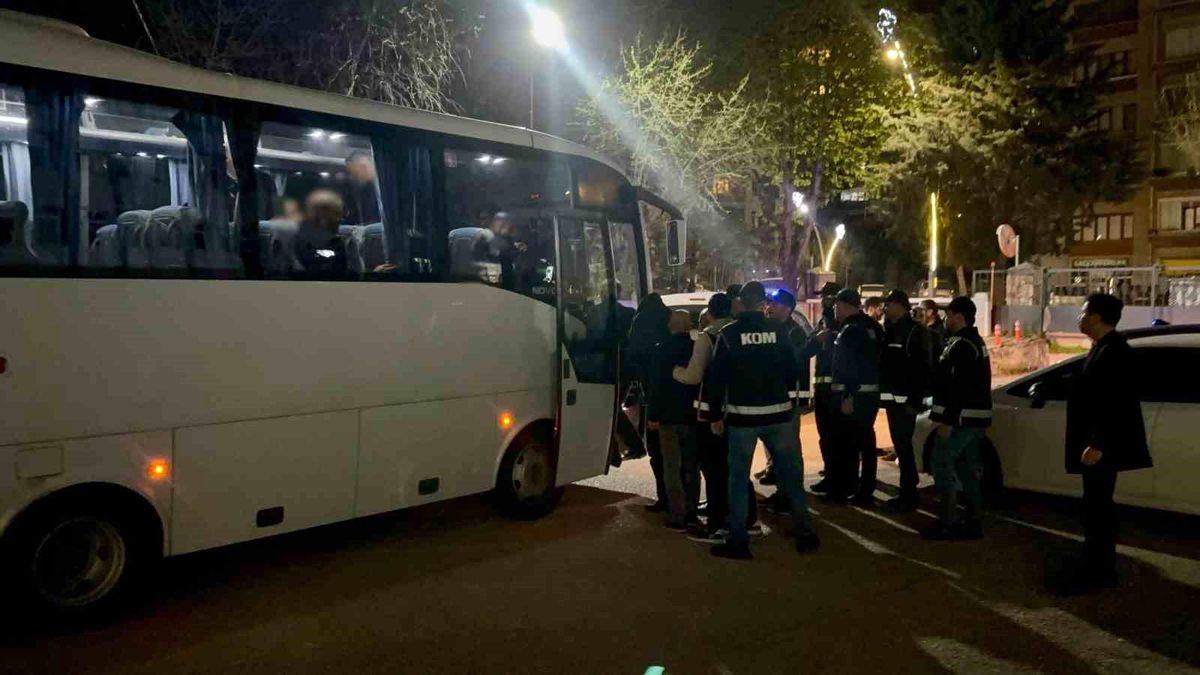 Tokat'ta ehliyet sınavında yapay zekalı "joker aday" operasyonu: 14 tutuklama