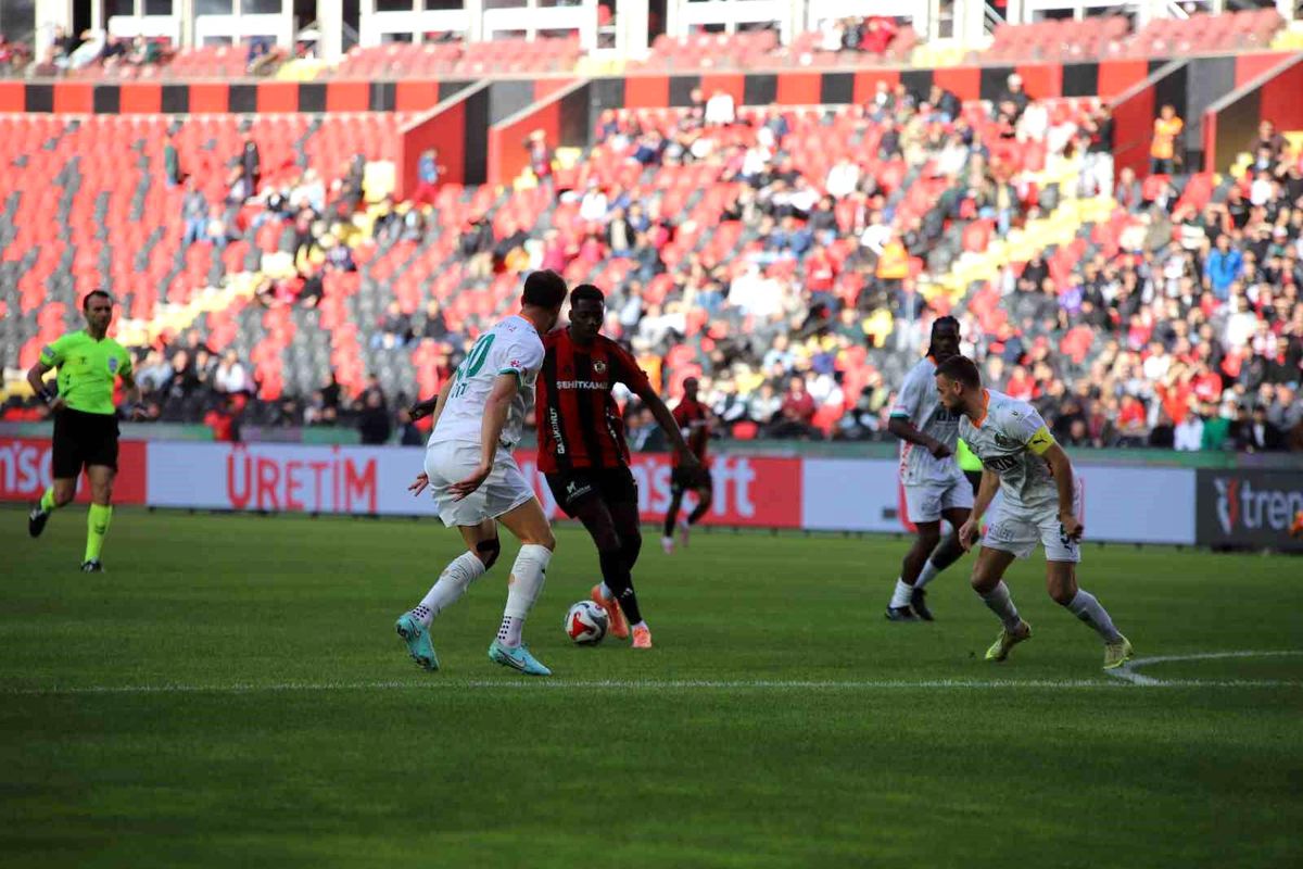 Gaziantep FK - Alanyaspor Maçında İlk 30 Dakika Eşitlik Var