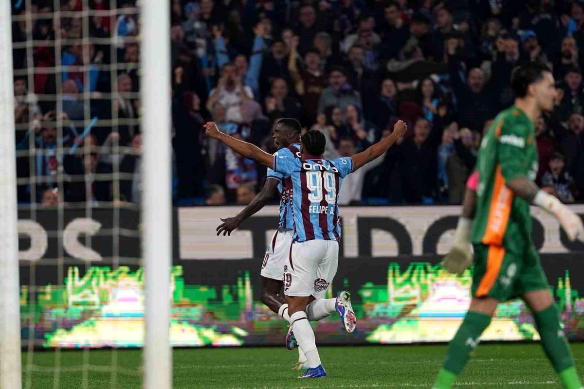 Trendyol Süper Lig: Trabzonspor: 1 Galatasaray: 0 (İlk yarı)