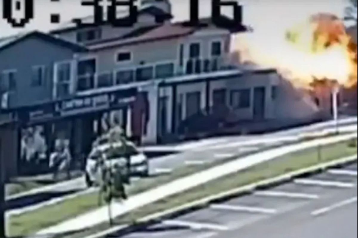 Uçak restoranın üzerine düştü: 4 kişi hayatını kaybetti