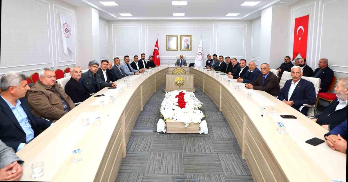 Vali Osman Varol, muhtarlarla istişare toplantısı yaptı