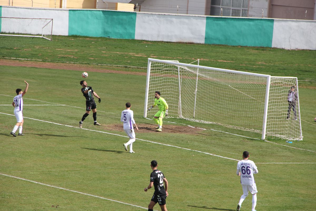 12 Bingölspor, Türk Metal 1963 Spor'u 4-0 mağlup ederek 2'nci Lig'e yükseldi