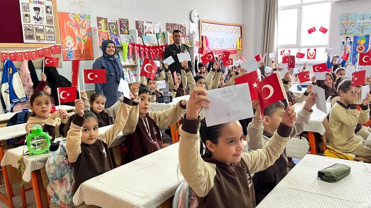 Adıyaman'da öğrencilerden Mehmetçiğe anlamlı mektup
