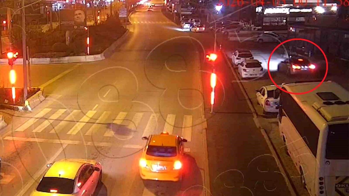 Alkollü sürücü trafiği altüst etti, gözaltına alınırken de 3 polisi yaraladı