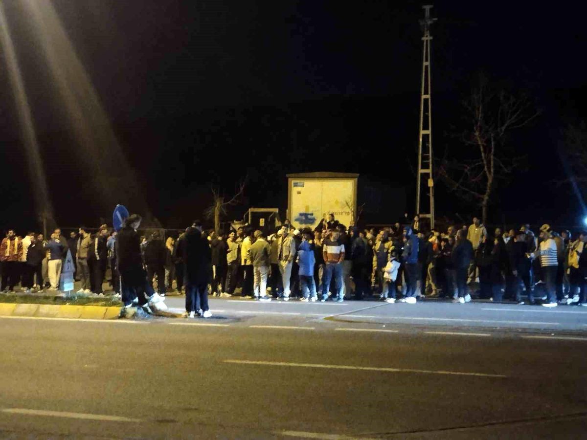 Fenerbahçeli taraftarlar Samandıra'da galibiyeti kutladı