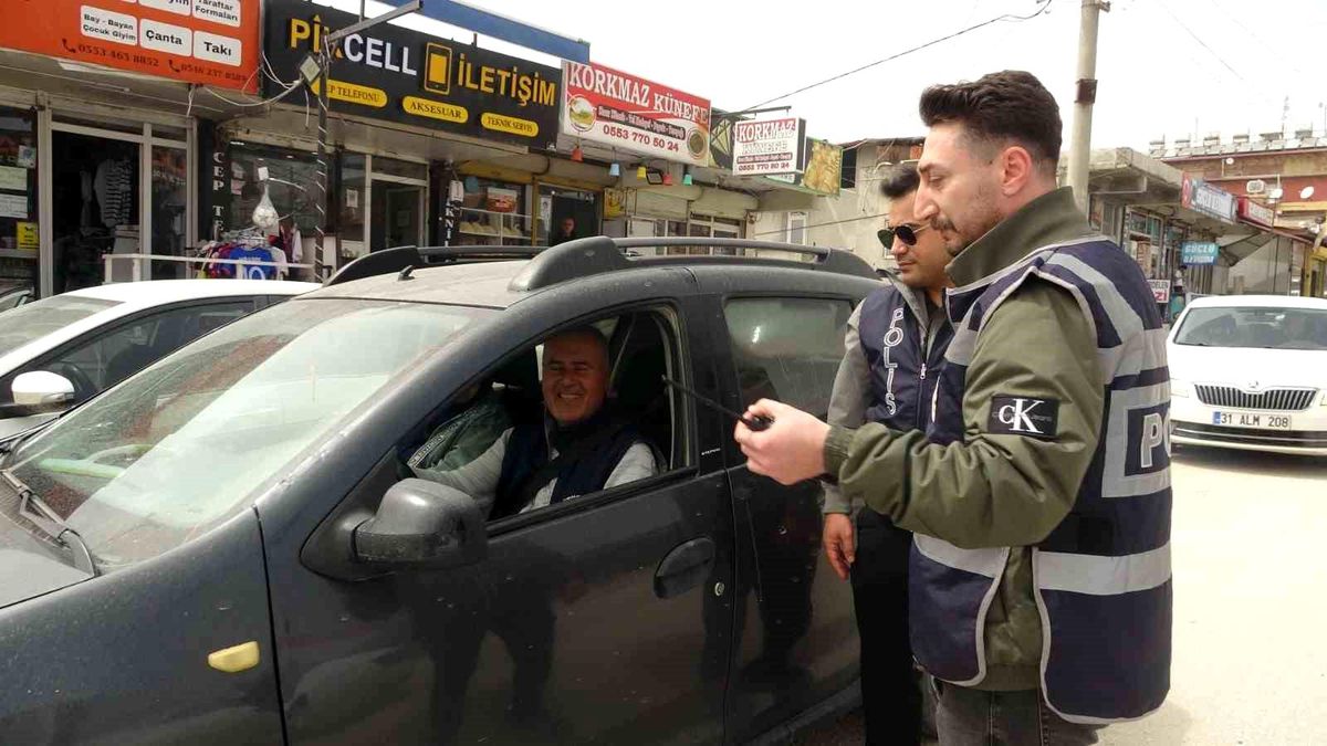 Hatay'da polis ekipleri hatalı park konusunda sürücüleri uyardı