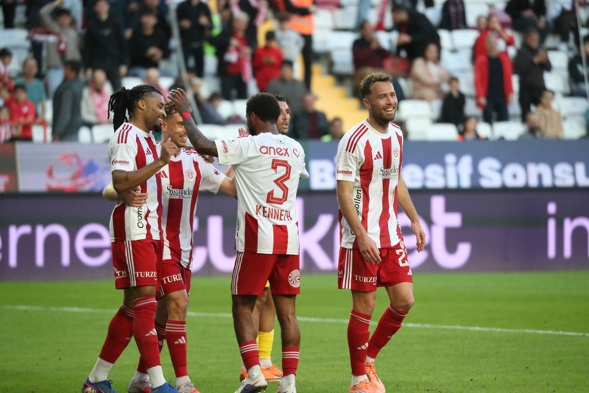 Hesap.com Antalyaspor, ikas Eyüpspor'u 3-0 mağlup etti