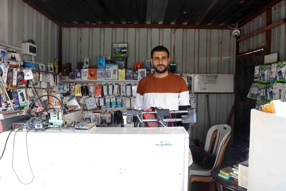 Hırsızın, arkadaşını 'sadece sıfır telefonları al' diyerek yönlendirdiği 150 bin TL'lik soygun kamerada