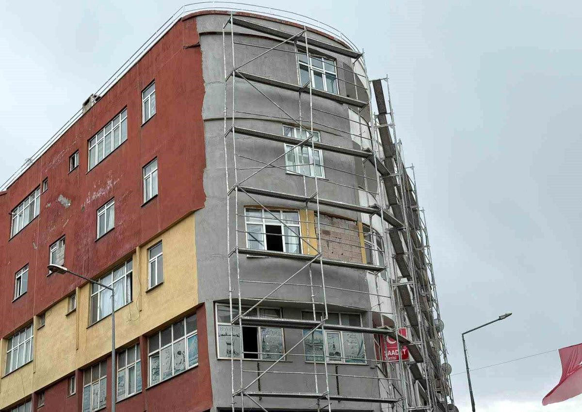 Iğdır'da binadaki dış cephe çalışmasında güvenlik ihmali