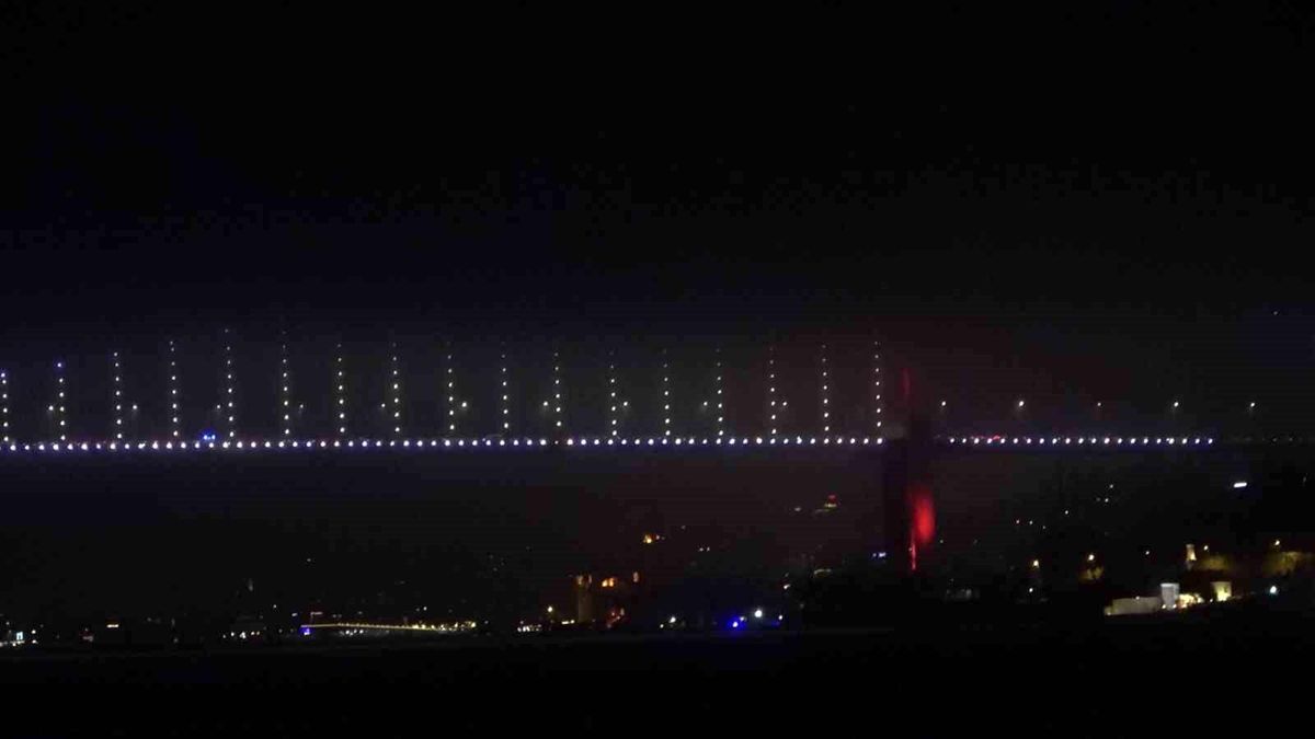 İstanbul'da Yoğun Sis, Şehrin Simge Yapılarını Görünmez Hale Getirdi