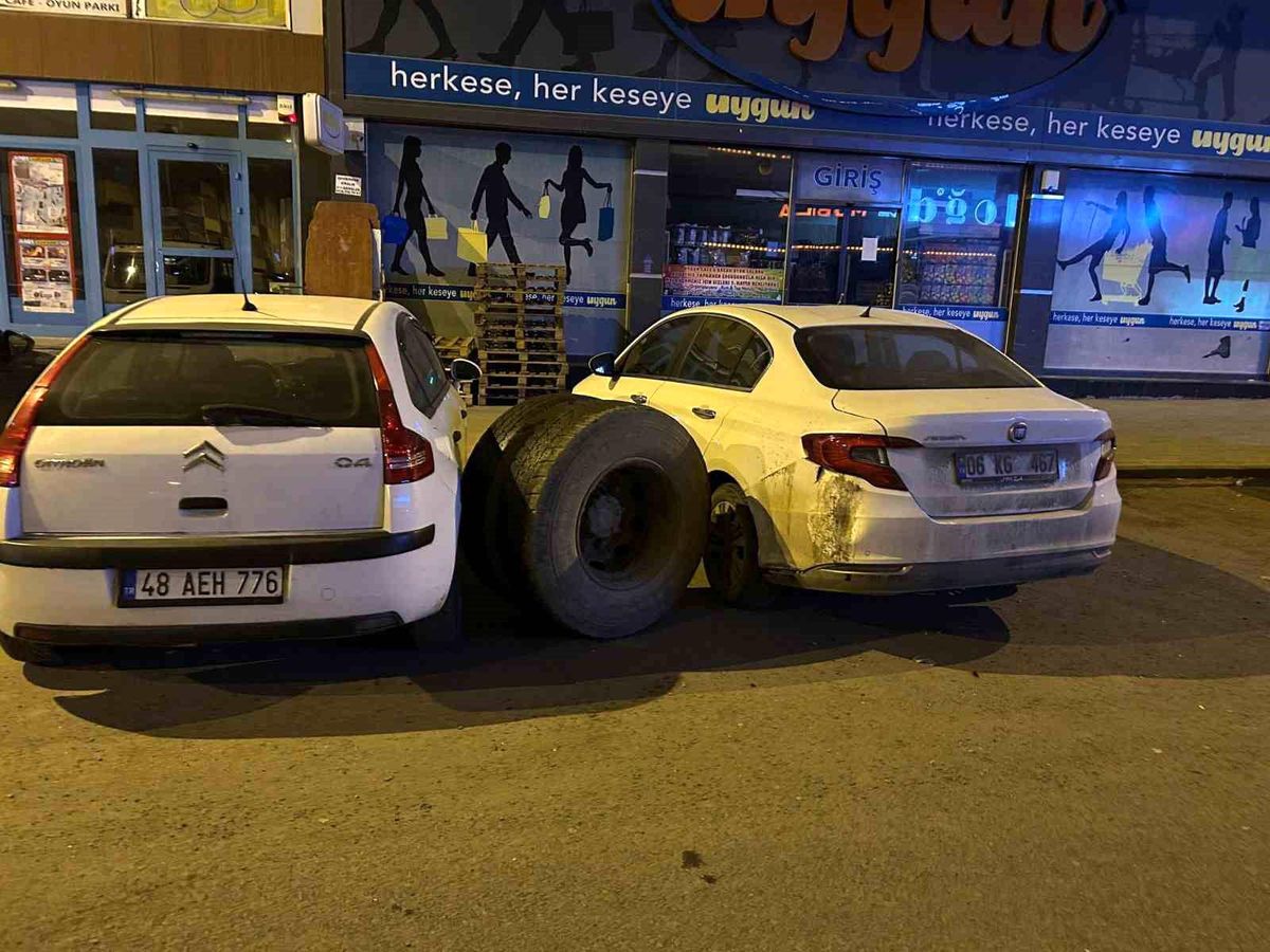 Kars'ta seyir halindeki kamyonun tekeri koptu: Park halindeki araçlar zarar gördü