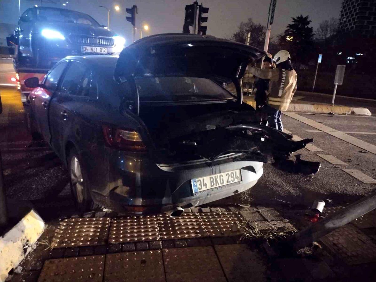 Kartal'da iki otomobil çarpıştı: 2 yaralı