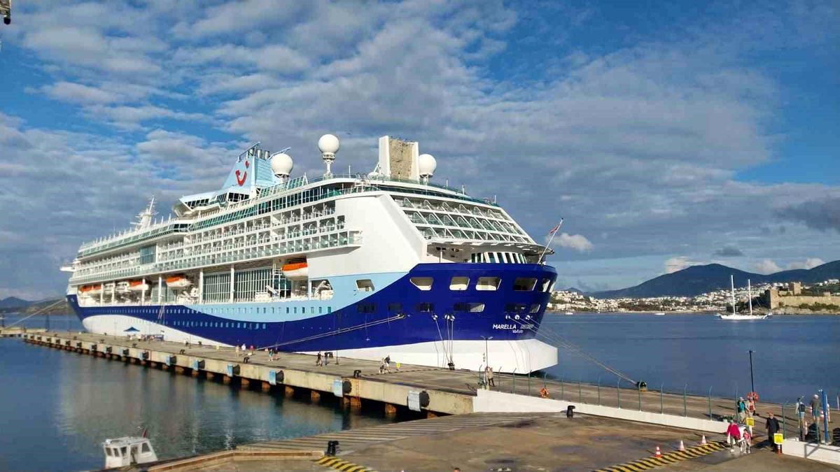 Sezonun ikinci kuruvaziyer gemisi Bodrum'a geldi