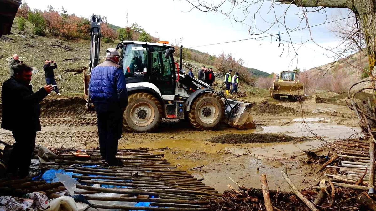 Tavşanlı'da gölet taştı, bir ev ve ahır sular altında kaldı