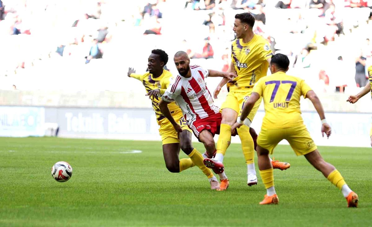 Trendyol Süper Lig: Antalyaspor: 0 Eyüpspor: 0 (İlk yarı)