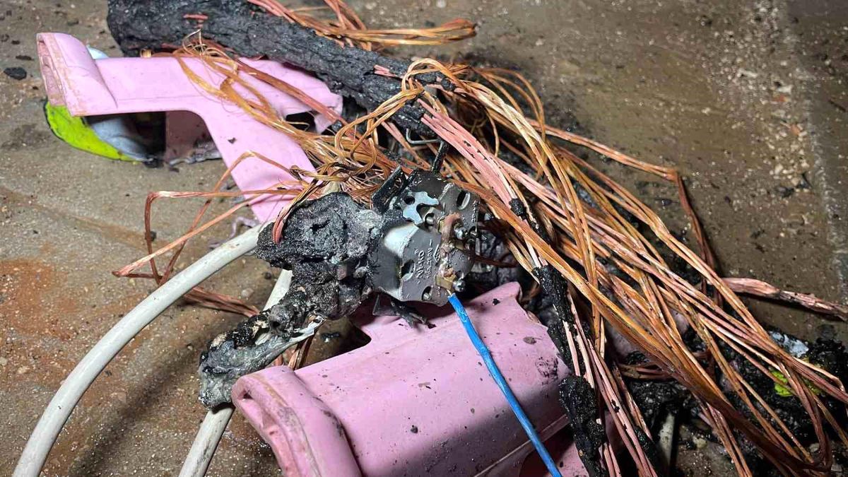 Yanan elektrik kablosu korkuttu