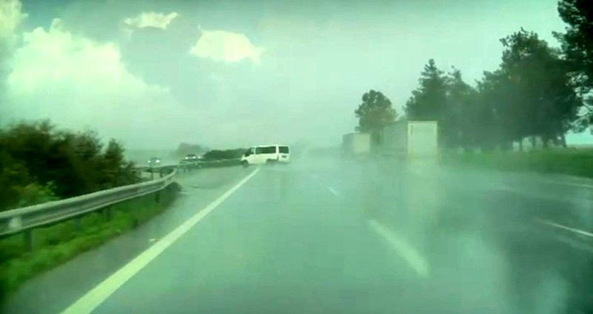Adana'da panelvan araç takla attı