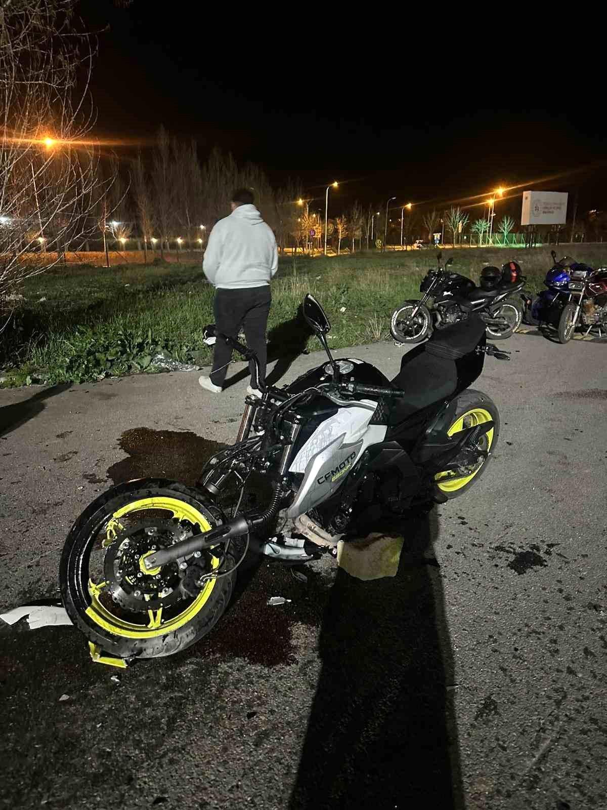 Akrobatik hareketler yapan iki motosiklet çarpıştı: 2 yaralı