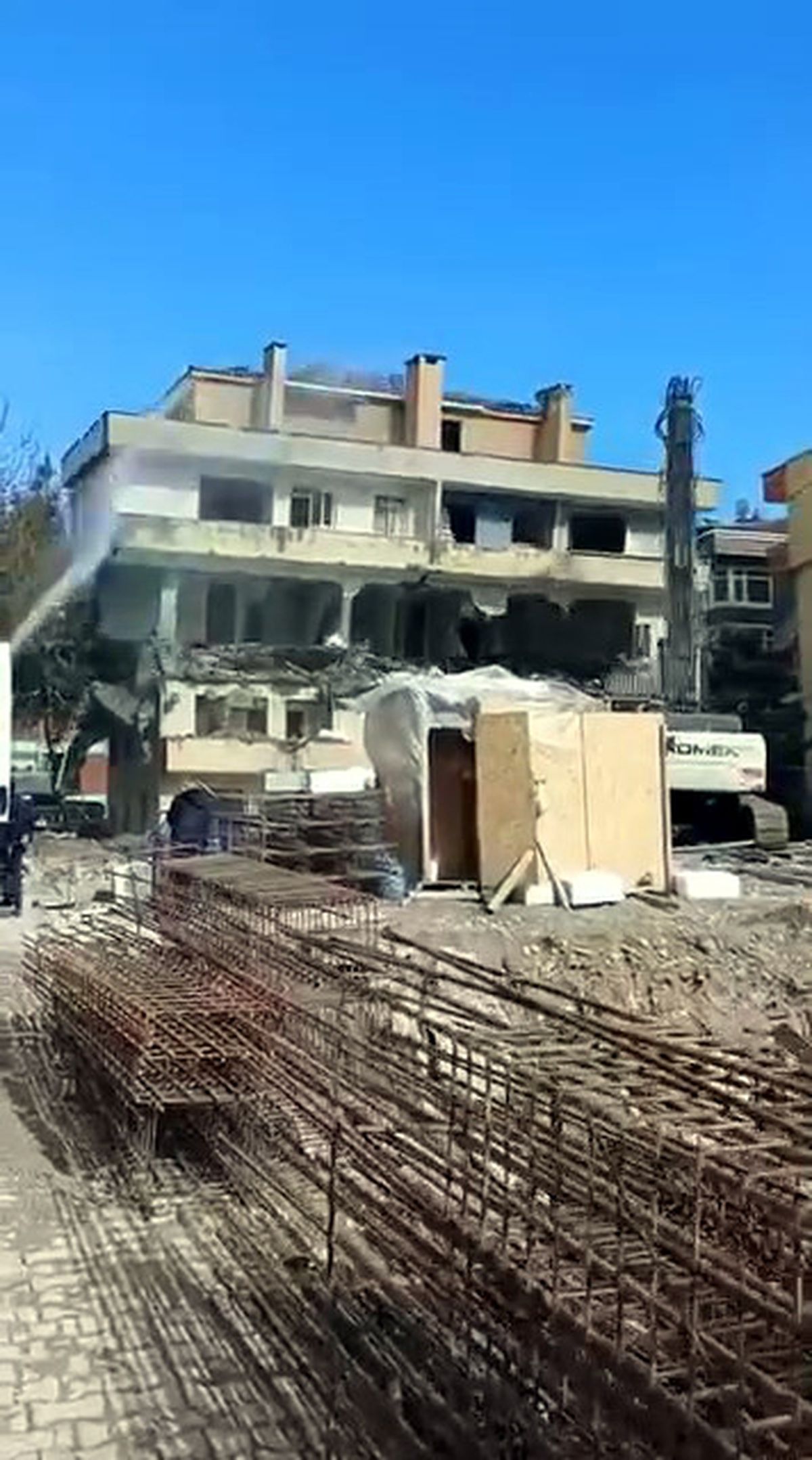 Avcılar'da kentsel dönüşüme giren bina tek darbeyle yıkıldı