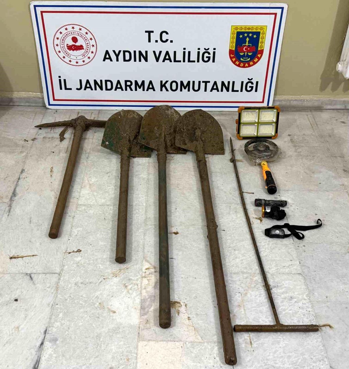Efeler'de kaçak kazıya suçüstü