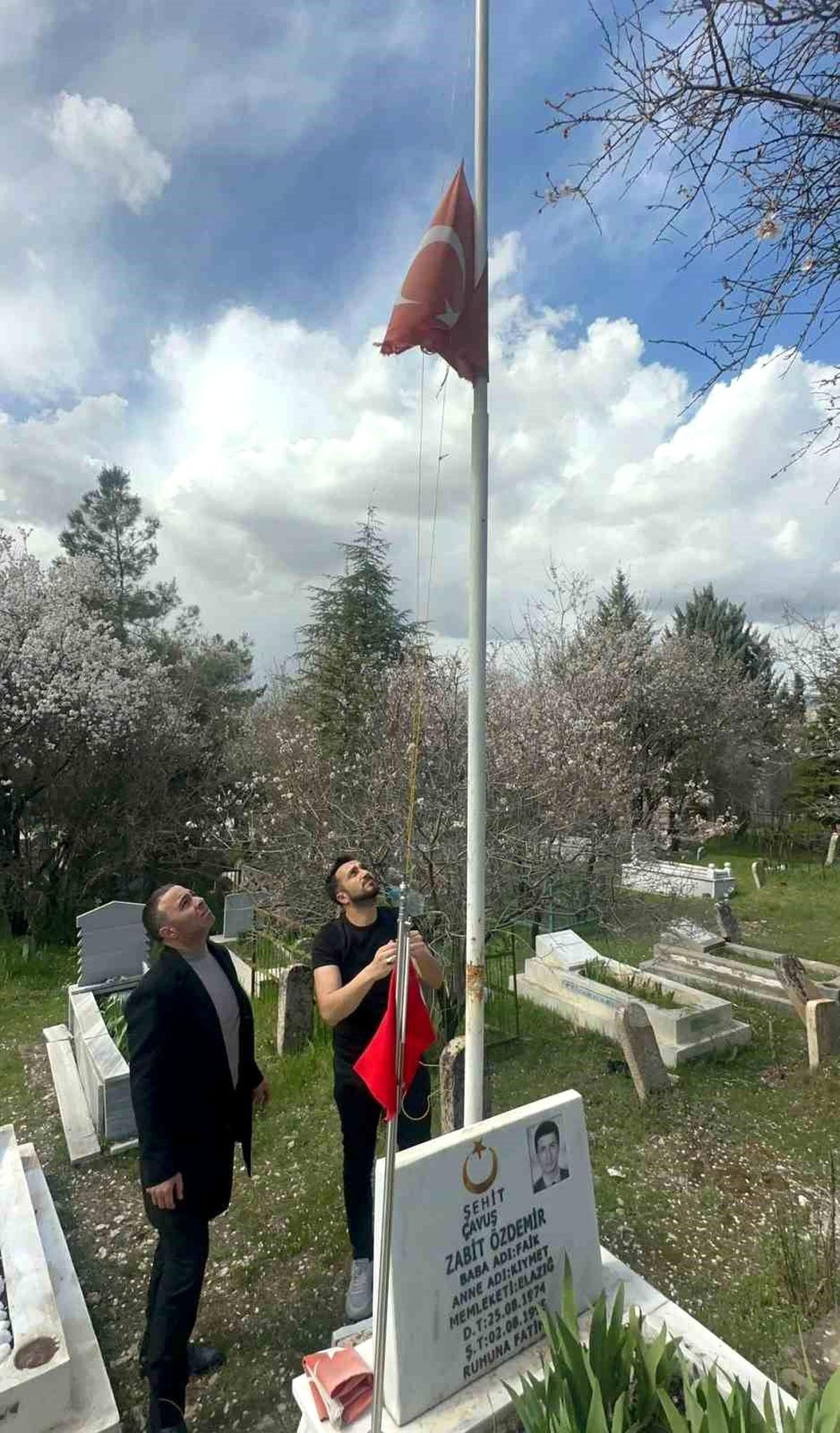 Elazığ'da şehitlikteki bayraklar değiştirildi