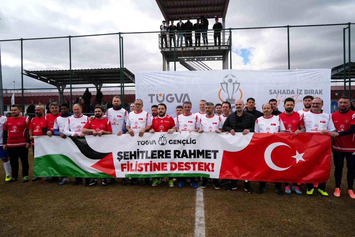 Erzurum protokolü ve Erzurumsporlu yıldızlar gençler için sahaya indi