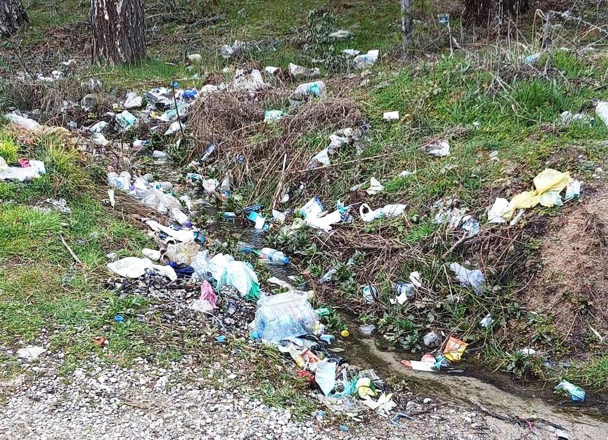 Hisarcık'ta çeşmenin çevresi çöplüğe döndü