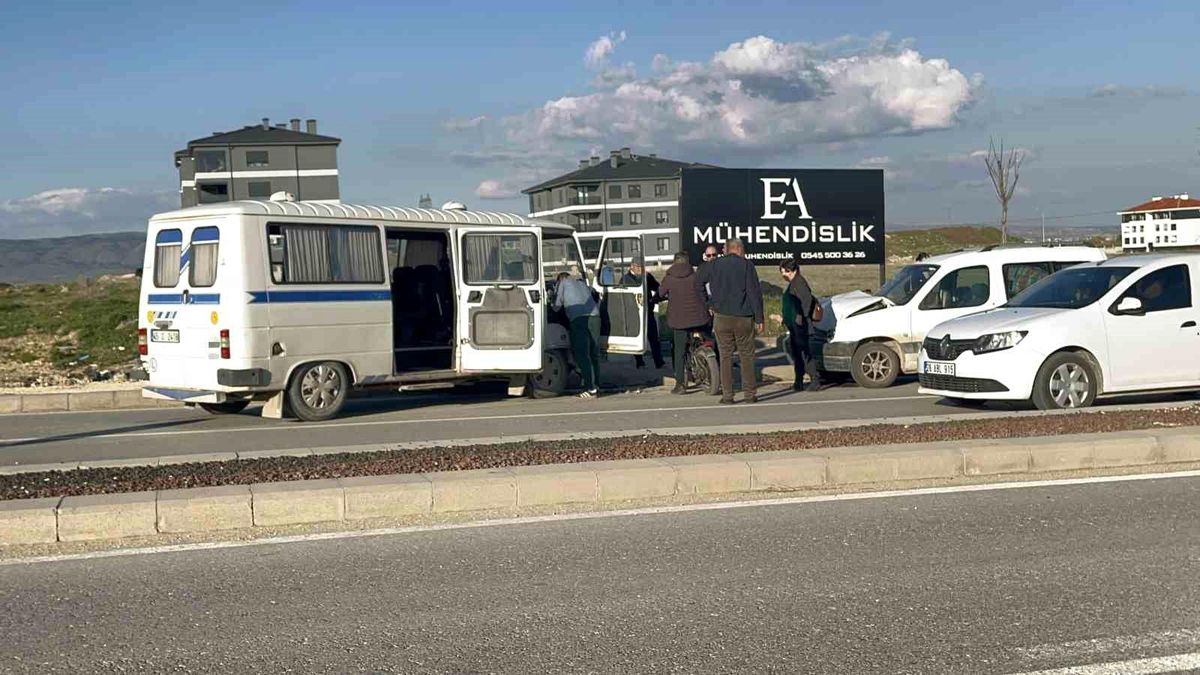 Kazadan sonra ters yöne giren minibüs hafif ticari araçla çarpıştı: 1'i çocuk 4 yaralı