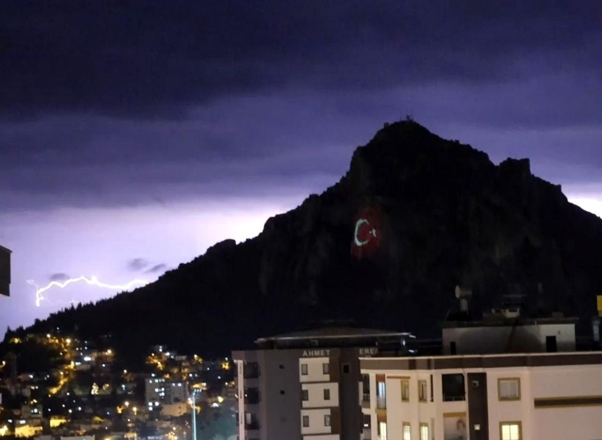 Kozan Kalesi'nde şimşekler görsel şölen oluşturdu