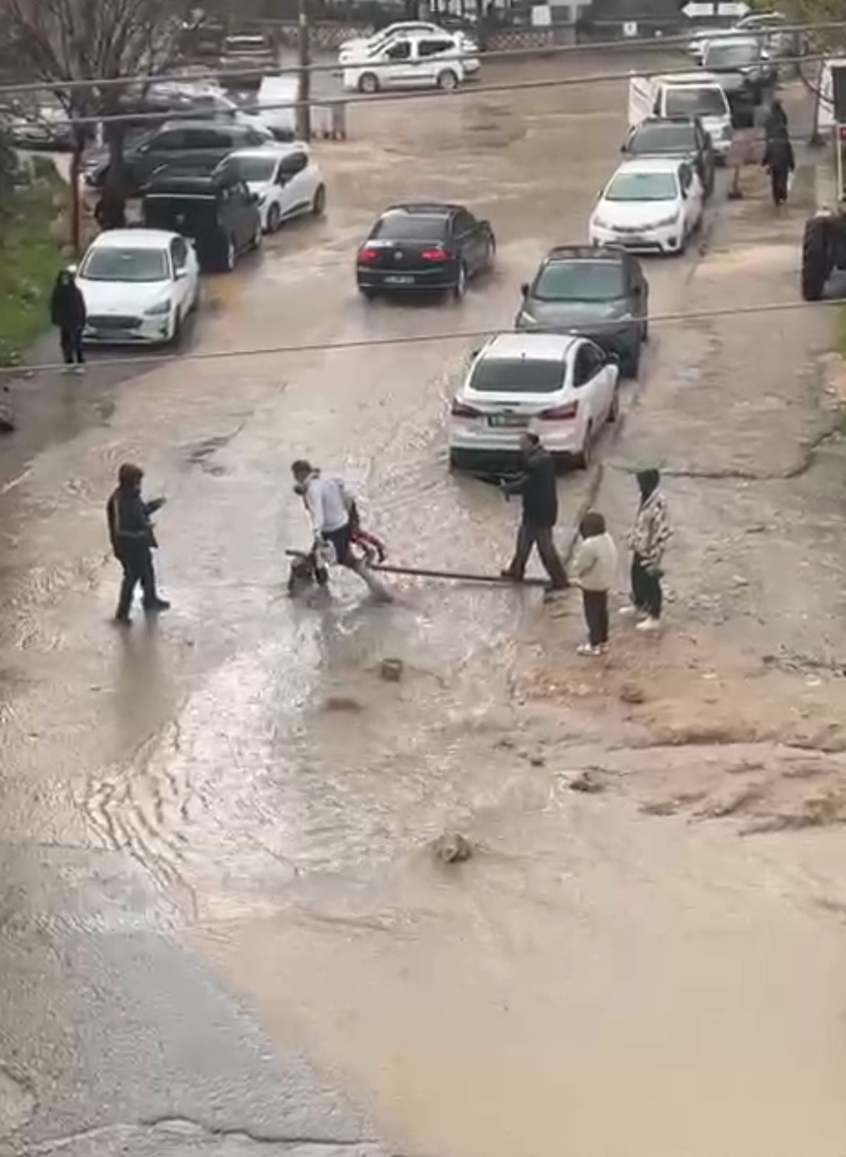 Mardin'de Sağanak Yağış Cadde ve Sokakları Göle Çevirdi
