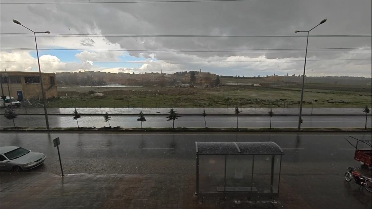 Mardin'de sağanak nedeniyle cadde ve sokaklar göle döndü