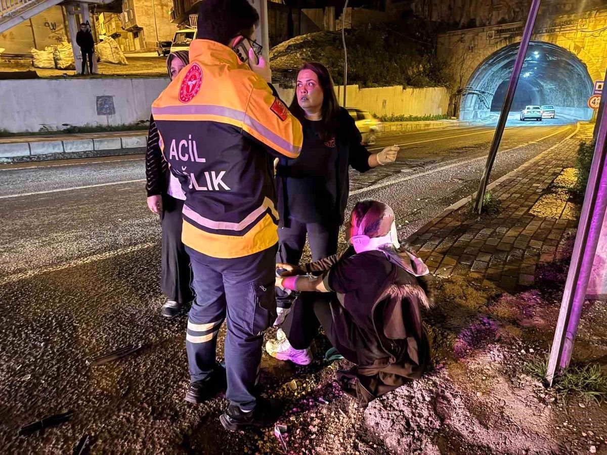Otomobille çarpışan motosikletteki çift yaralandı