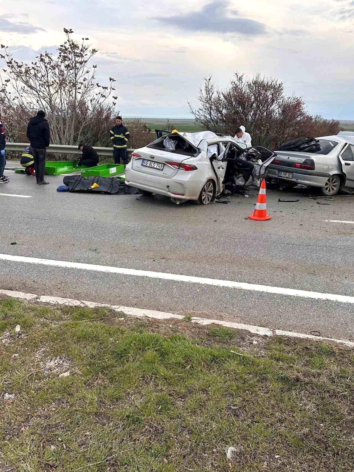 Polatlı'da iki otomobil kafa kafaya çarpıştı: 4 ölü