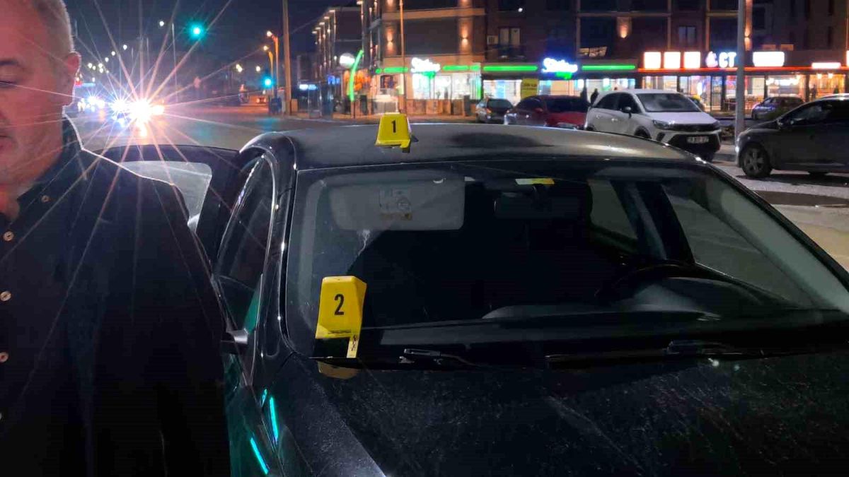 Seyir halindeki otomobile yorgun mermi isabet etti